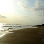 ساحل دریای خزر در فاصله نزدیکی با اقامتگاه بومگردی گیله بوم واقع شده است