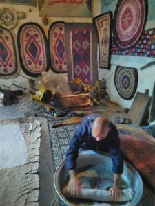 مسعود در حال نمدمالی در کارگاه استاد حلاج رضایی در بندبن