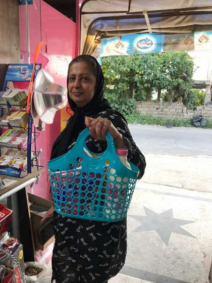 This woman use bags instead of asking for a plastic bag